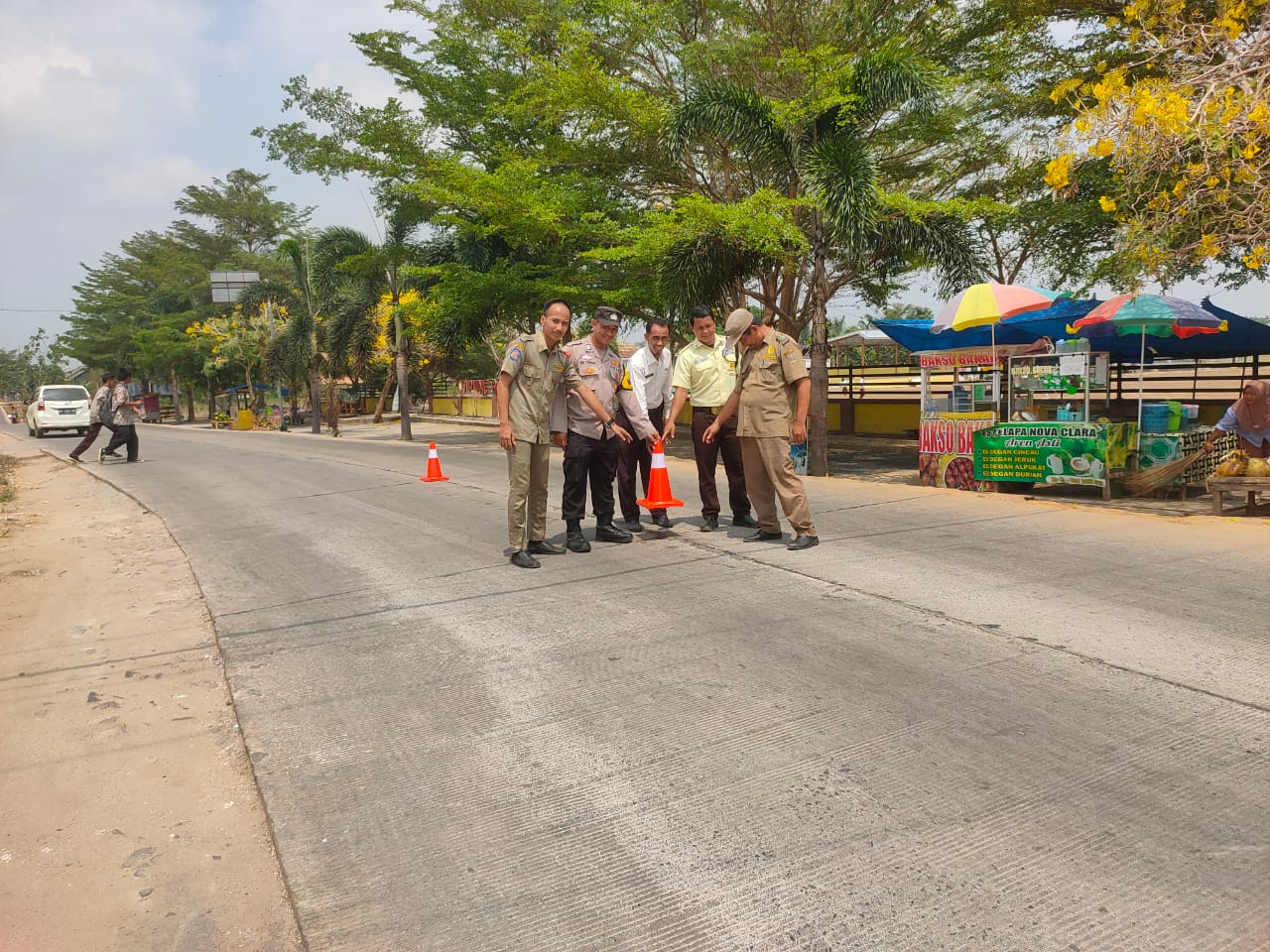 Pemasangan traffic cone lalu lintas  SMK N 1 Seputih Agung bersama Polsek Terbanggi Besar  dan Pol PP Kec. Seputih Agung (Rabu, 01 November 2023)